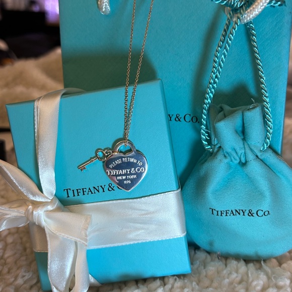 Authentic Tiffany & Co. Silver Heart Stamped Pendant and Key Necklace. - Picture 6 of 16